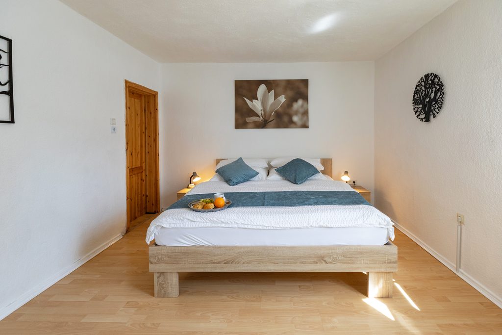 Großes Schlafzimmer mit Doppelbett, 1,80 m breit