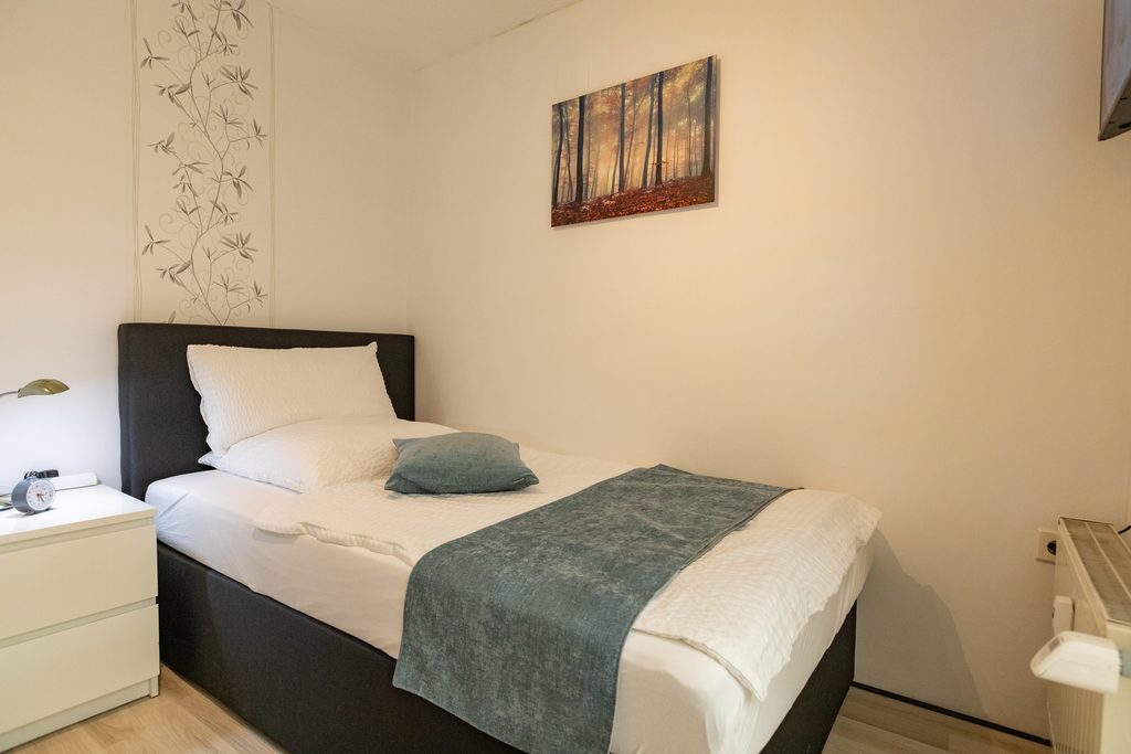 Kleines Schlafzimmer mit Boxspringbett, 1,20 m breit