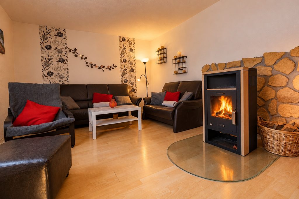 Wohnzimmer mit Kamin in der Ferienwohnung Am Feldrain